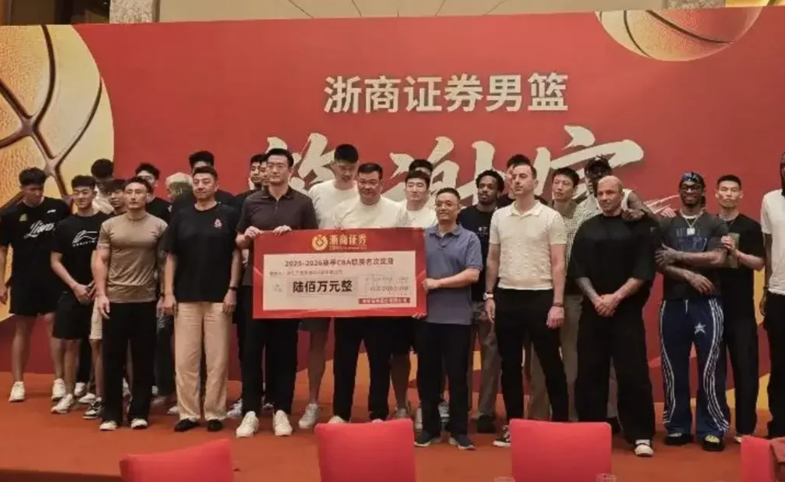 老鹰1年1400万美元留住澳洲中锋，他们也是付出了不小的代价？